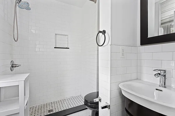 Bathroom, photo 1