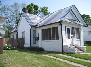 915 Jackson Ave, Charleston, IL 61920