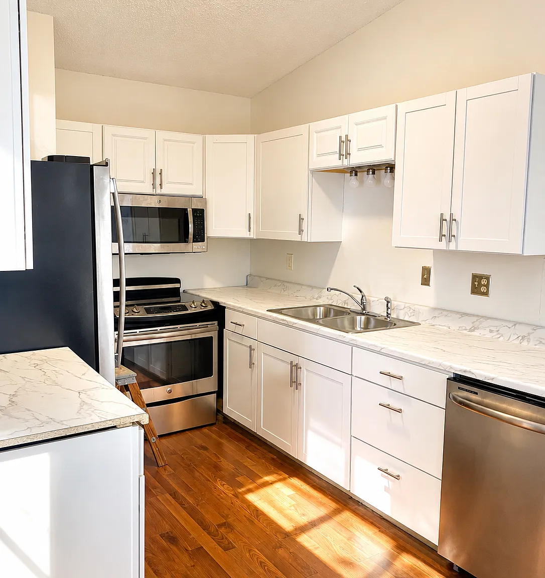 3 bed, 1345 sqft, $2,000 — Photo 2