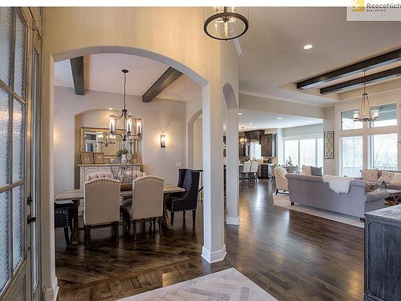 C&M Builders' Wonderful Reverse Plan - THE PINEBROOK (Please note: these images are from a different PINEBROOK MODEL HOME)