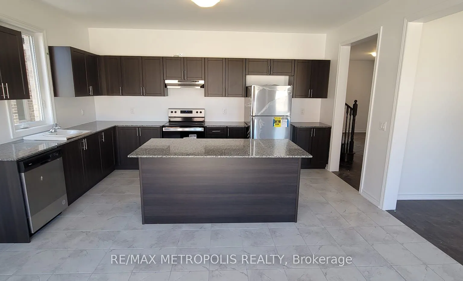 4 bed, $2,800 — Photo 2