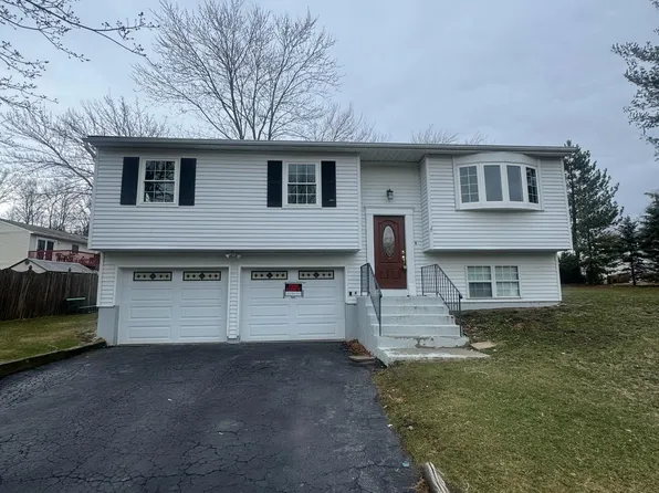 28 Newbury St, Monroe, NY 10950
