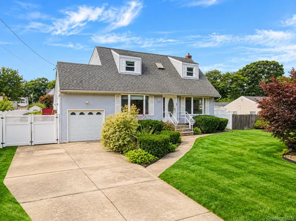 616 Pat Drive, West Islip, NY 11795