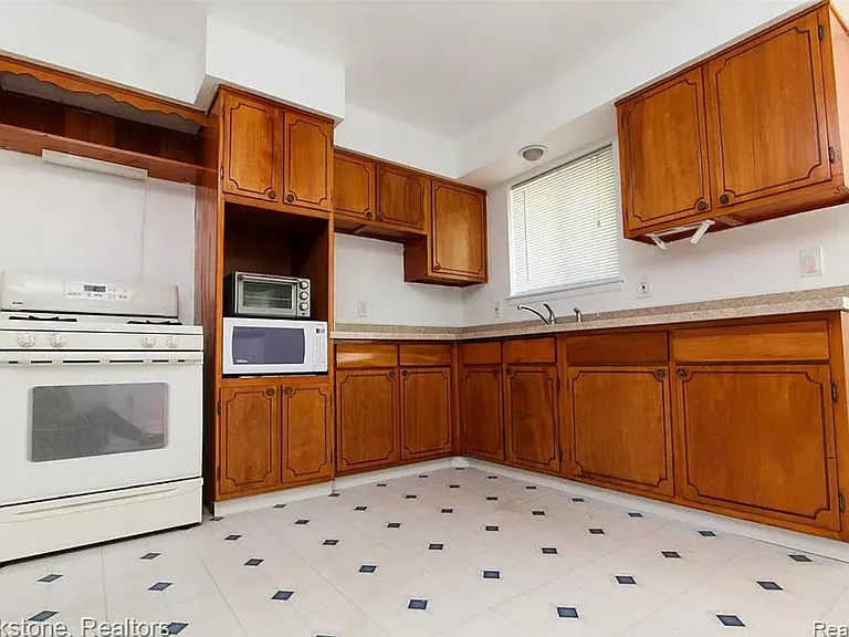 24320 Cunningham Ave — Photo 9