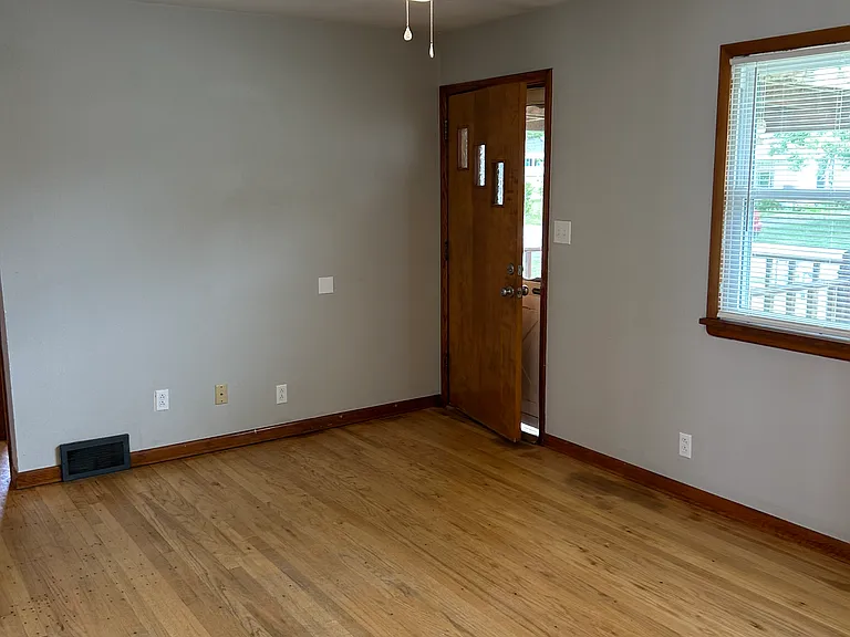 110 S Dana Ave — Photo 7