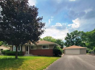 932 Robins Ln, Mukwonago, WI 53149