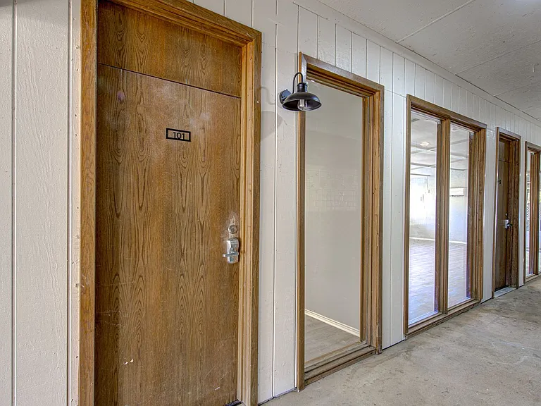 705 Sunrise Ave — Photo 2