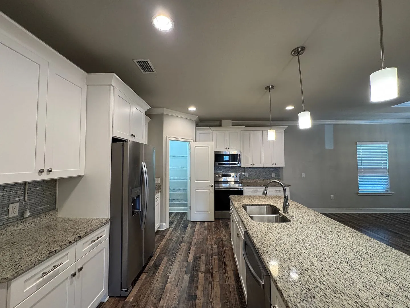 Stunning 3 Bedroom home in PRIME Navarre location! — Photo 4