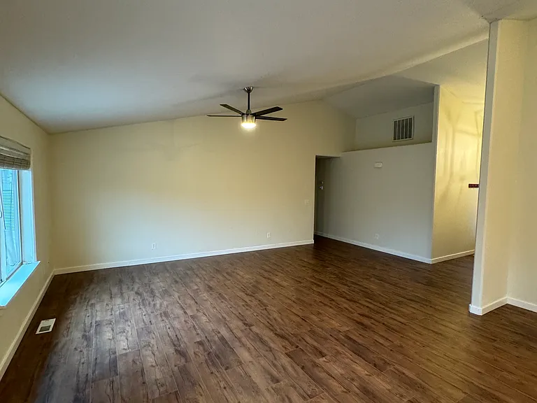 450 SE Park Ave — Photo 3