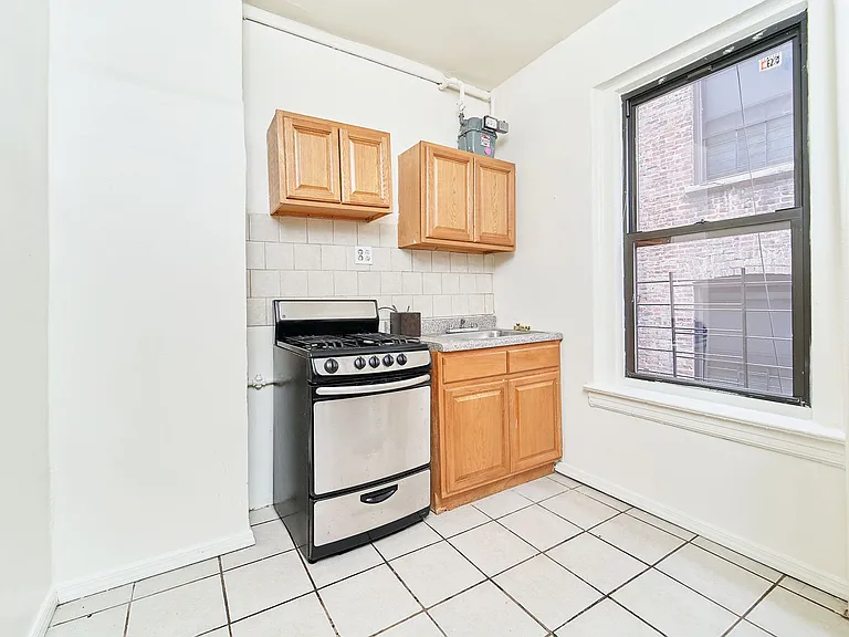 587 W 177th St #52 — Photo 7