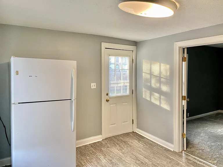 320 Thompson Dr — Photo 8