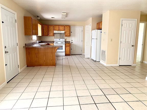 5th image of 3907 Hill Dr