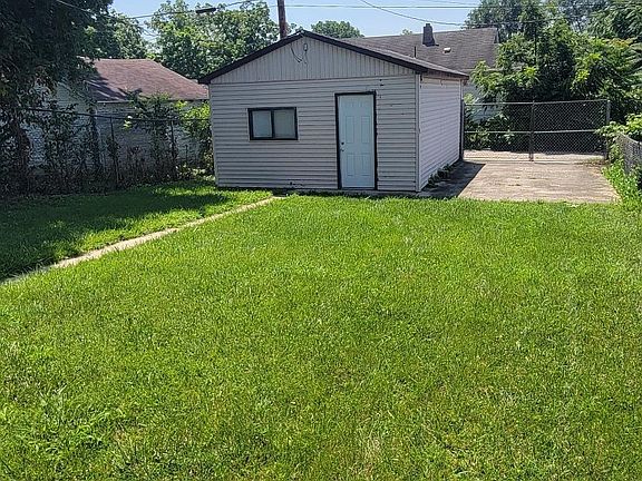 Garage, carport and fenced back yard