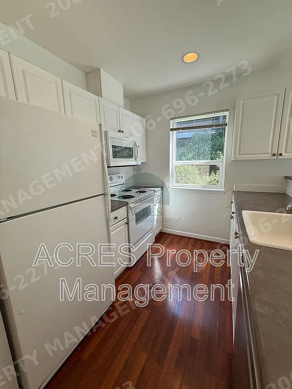 Building Photo - 524 6th Ave W #309