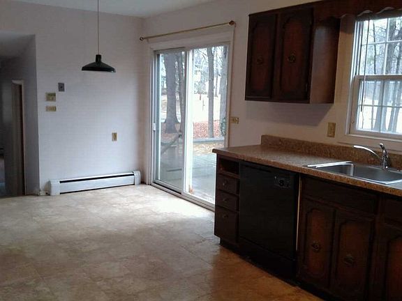 3rd image of 19 Ashley Dr