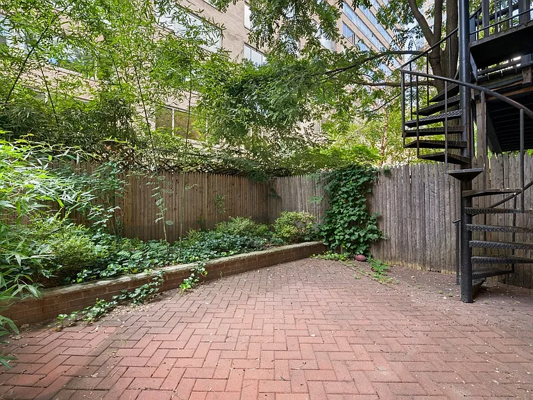316 W 71st St #GARDEN — Photo 8