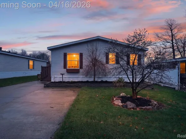 11542 Clearwater Dr, Fenton, MI 48430