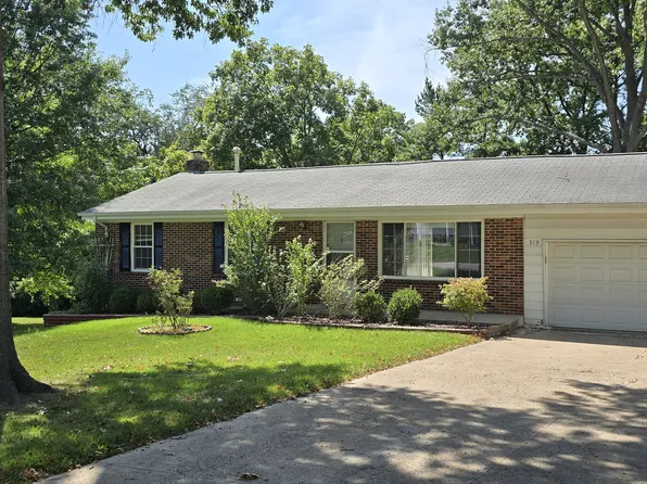519 Ranch Dr, Ballwin, MO 63011