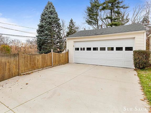 4th image of 235 Monique Dr NE