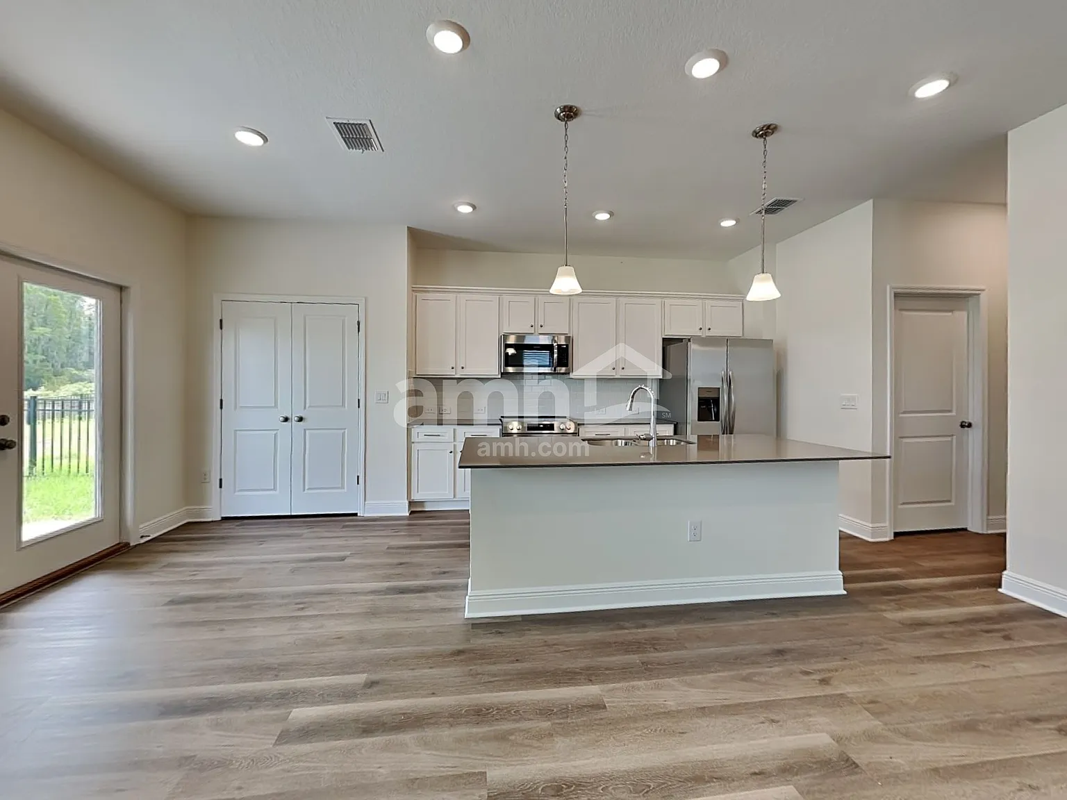 4 bed, 2.5 bath, 1977 sqft, $2,670 — Photo 3