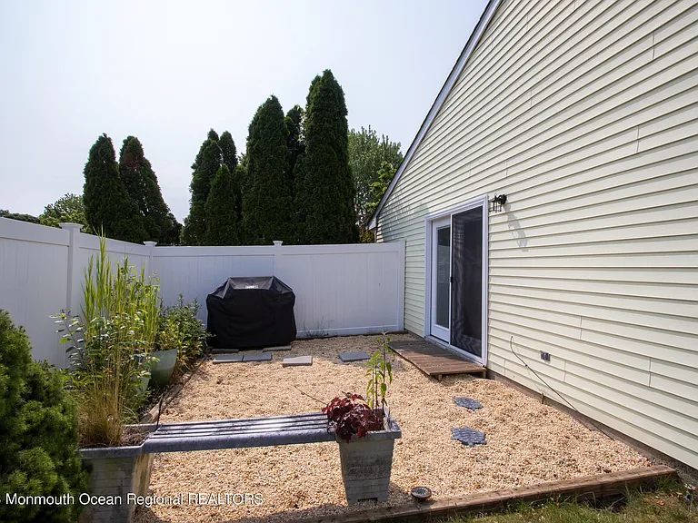 49 Williamsburg Dr — Photo 34
