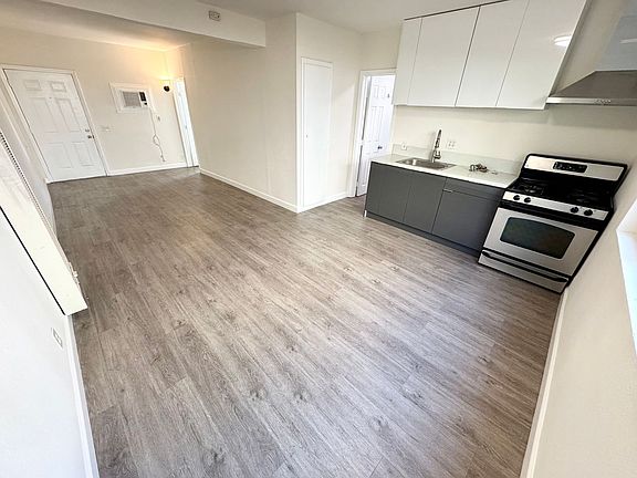 4th image of 860-864 W Colorado Blvd #864D
