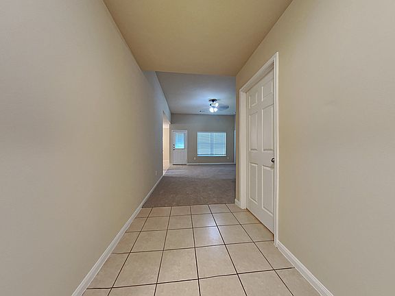 3rd image of 923 Marigold Rd