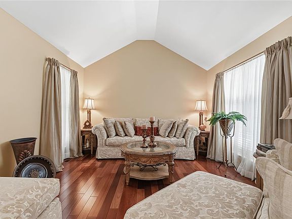 5th image of 8 Raleigh Ct