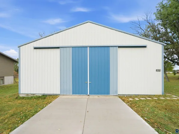 305 N Cedar St, Lennox, SD 57039