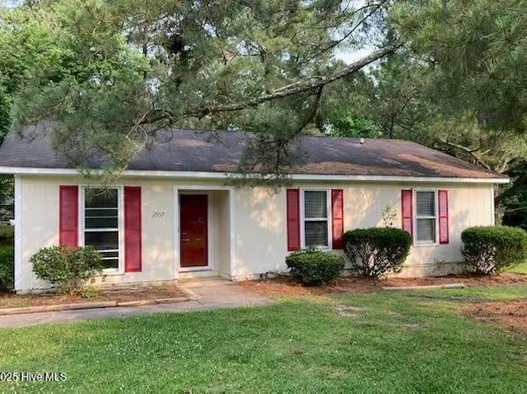 2957 Birdsong Cir, Grimesland, NC 27837