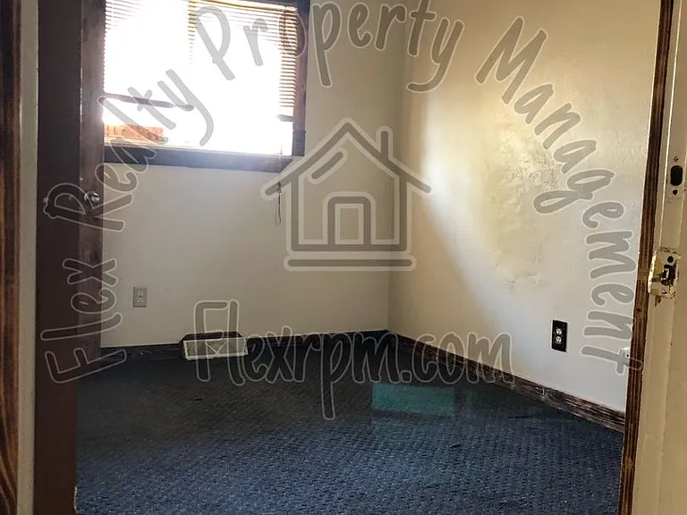 1112 Bronson Ave — Photo 4