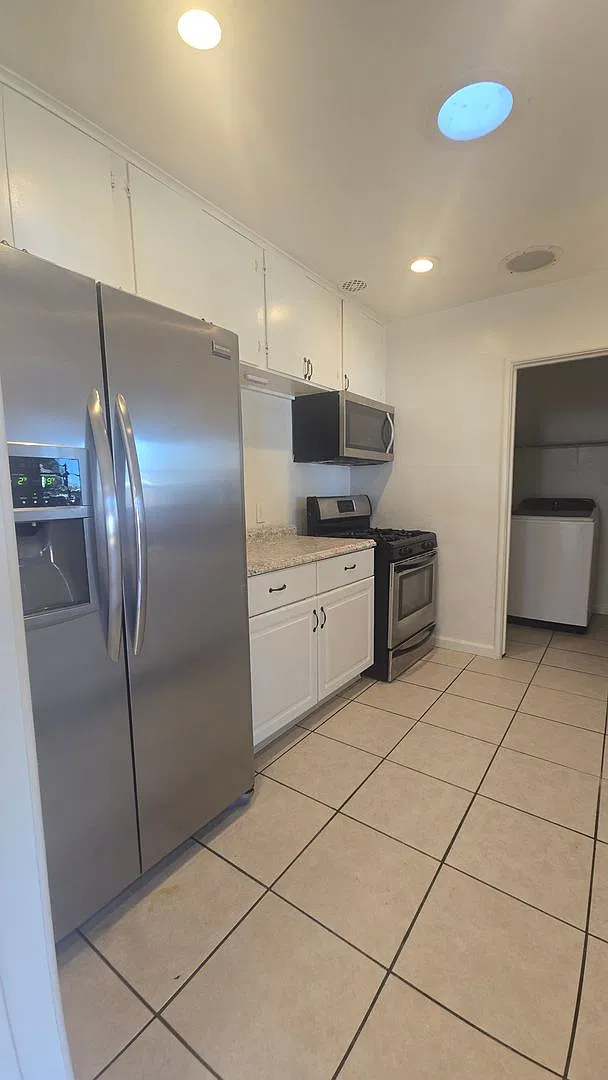 3 Br 2 BA with possible extra room available now — Photo 3
