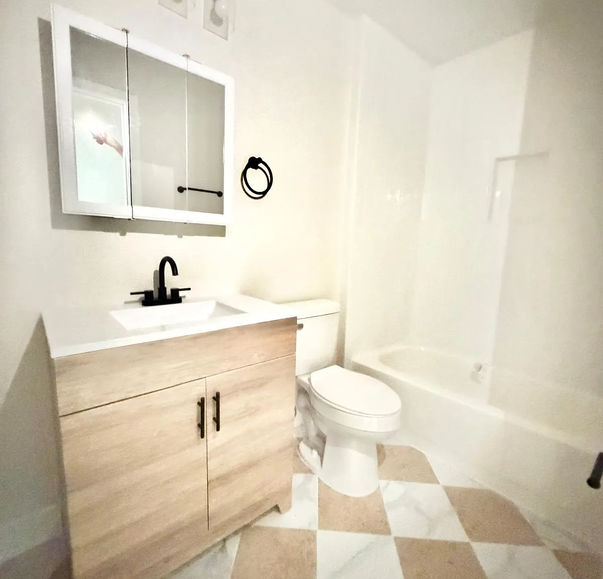 3 bed, 1.5 bath, 1250 sqft, $2,175 — Photo 3