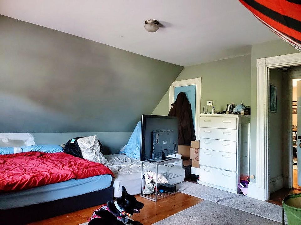 Bedroom (prior tenant, room is now painted white)