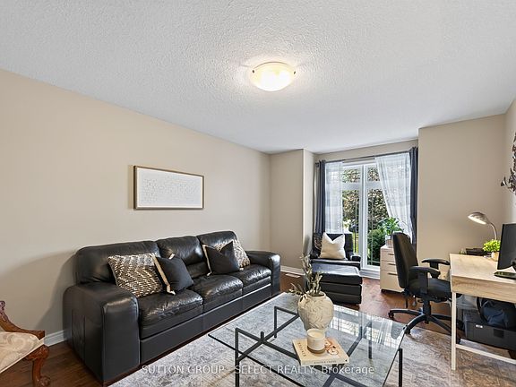 4th image of 3 Fieldstone Cres N