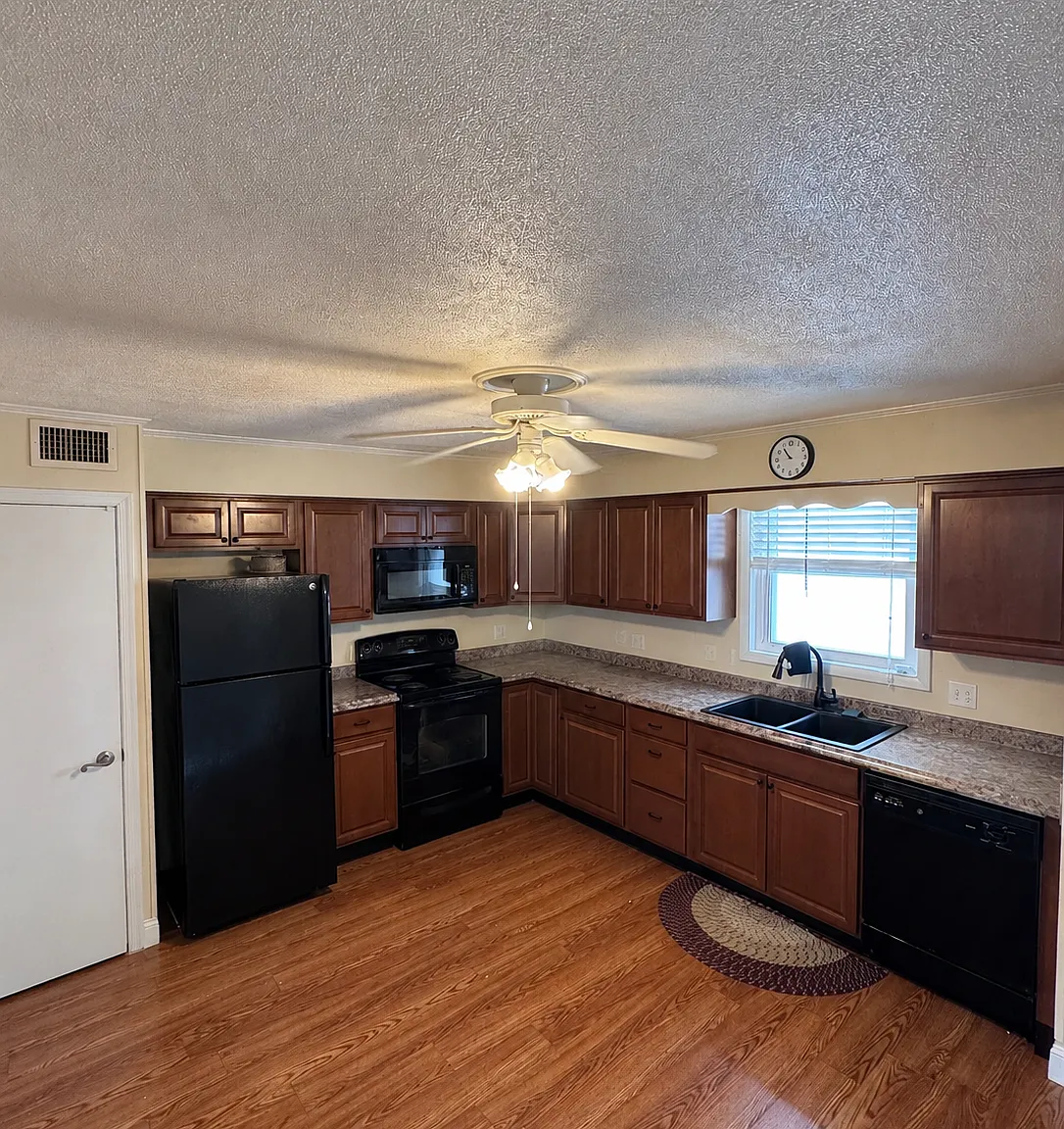 3 bed, $2,300 — Photo 2
