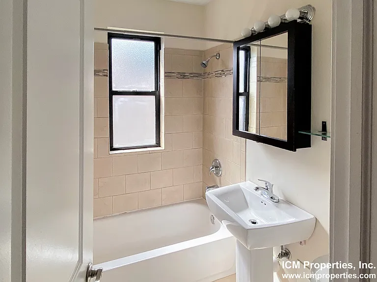 637 W Melrose St #1 — Photo 5