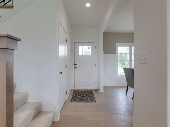 907 Meadowbrook Ln, Kearney, MO 64060