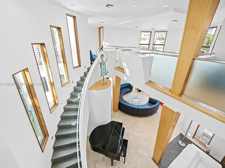 450 Victoria Ter — Photo 11