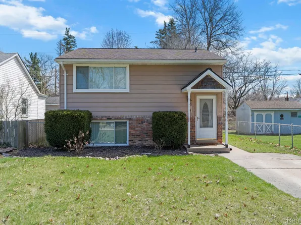2976 Brisbane St, Walled Lake, MI 48390