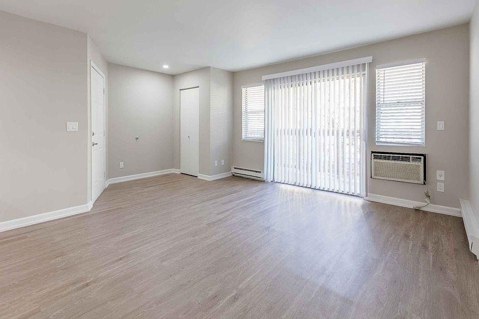 2nd image of 5557 S Hill St #1