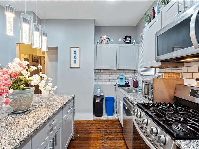 249 Orms St #I — Photo 8