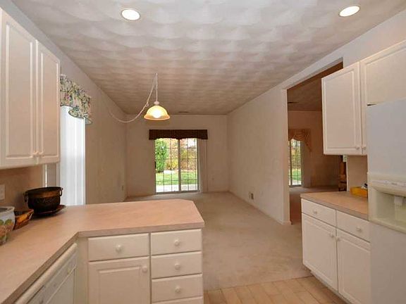 5th image of 77 Orchard Meadows Dr