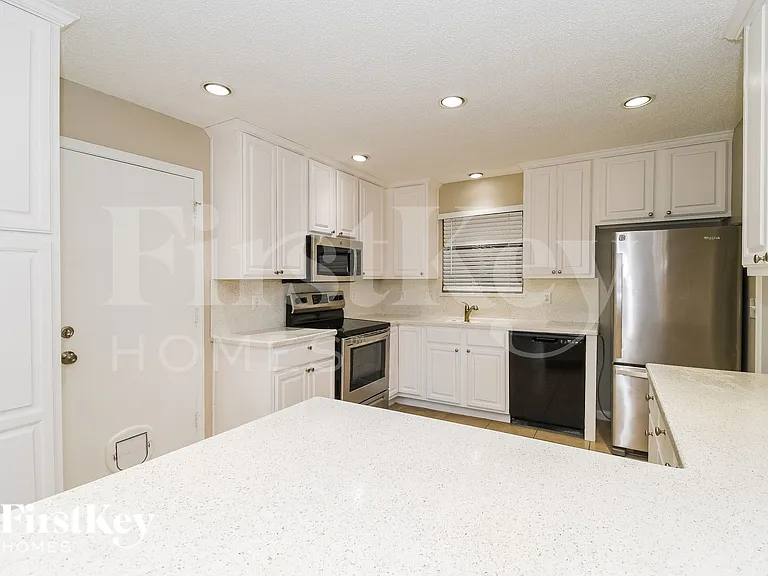 8801 Coventry Ct — Photo 4