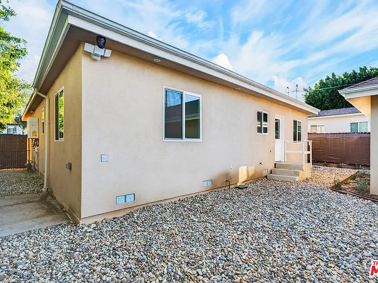 17623 Burbank Blvd — Photo 28