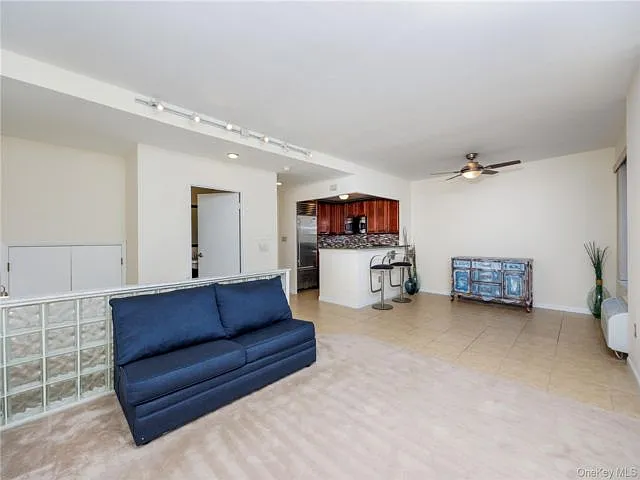 Building Photo - 100 W Broadway #6HH