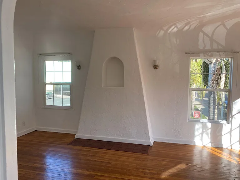 1453 1/2 N Mansfield Ave — Photo 8