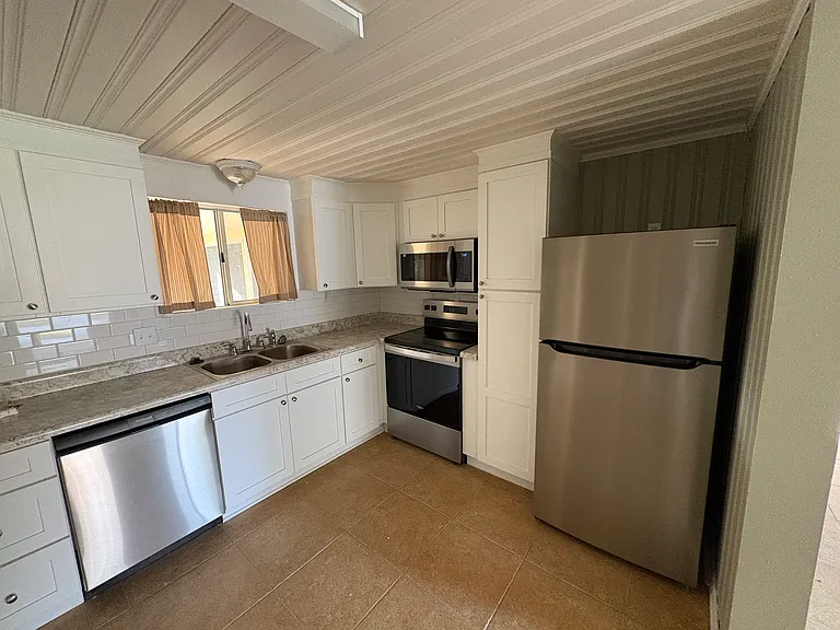 523 Highline Dr — Photo 3