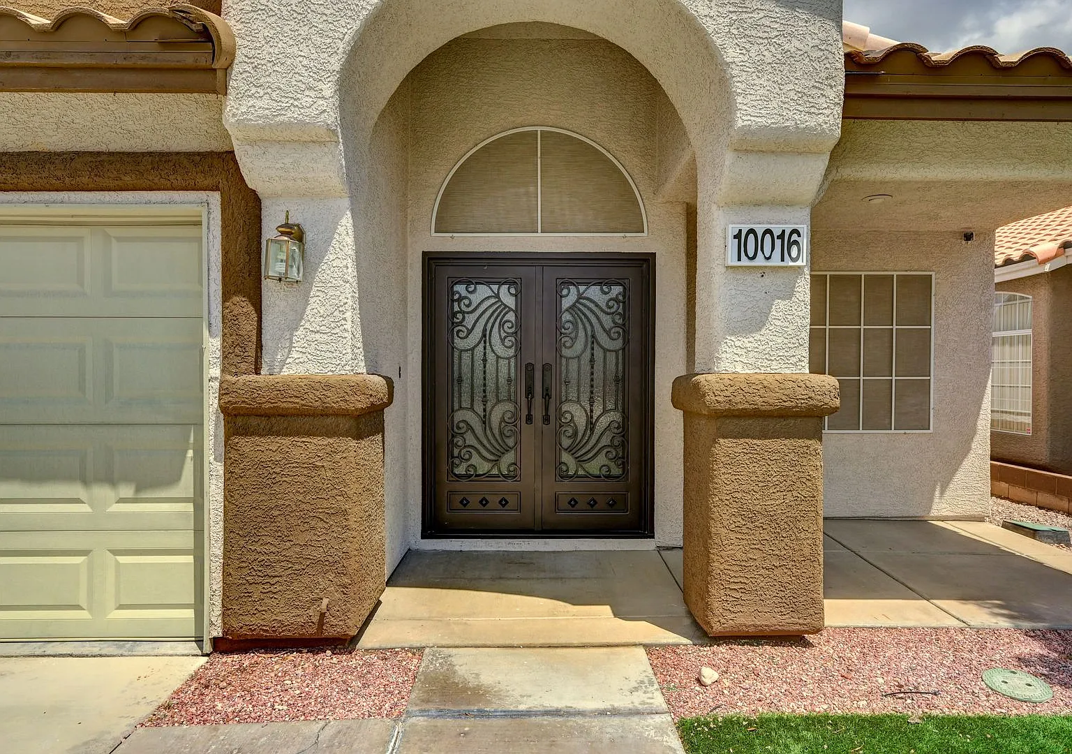 Spacious 5-Bedroom Retreat with Dual Fireplaces & Private Backyard Oasis near The Lakes! — Photo 3
