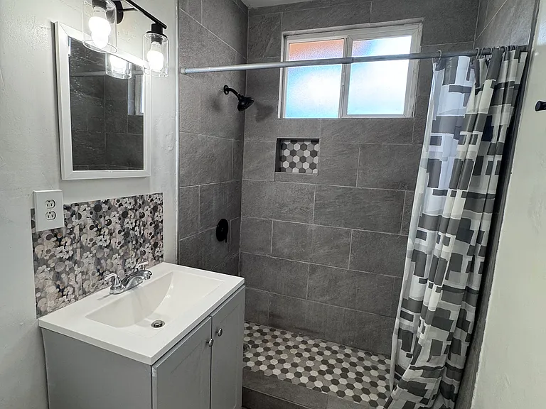 2770 1/2 Glenwood Pl — Photo 11